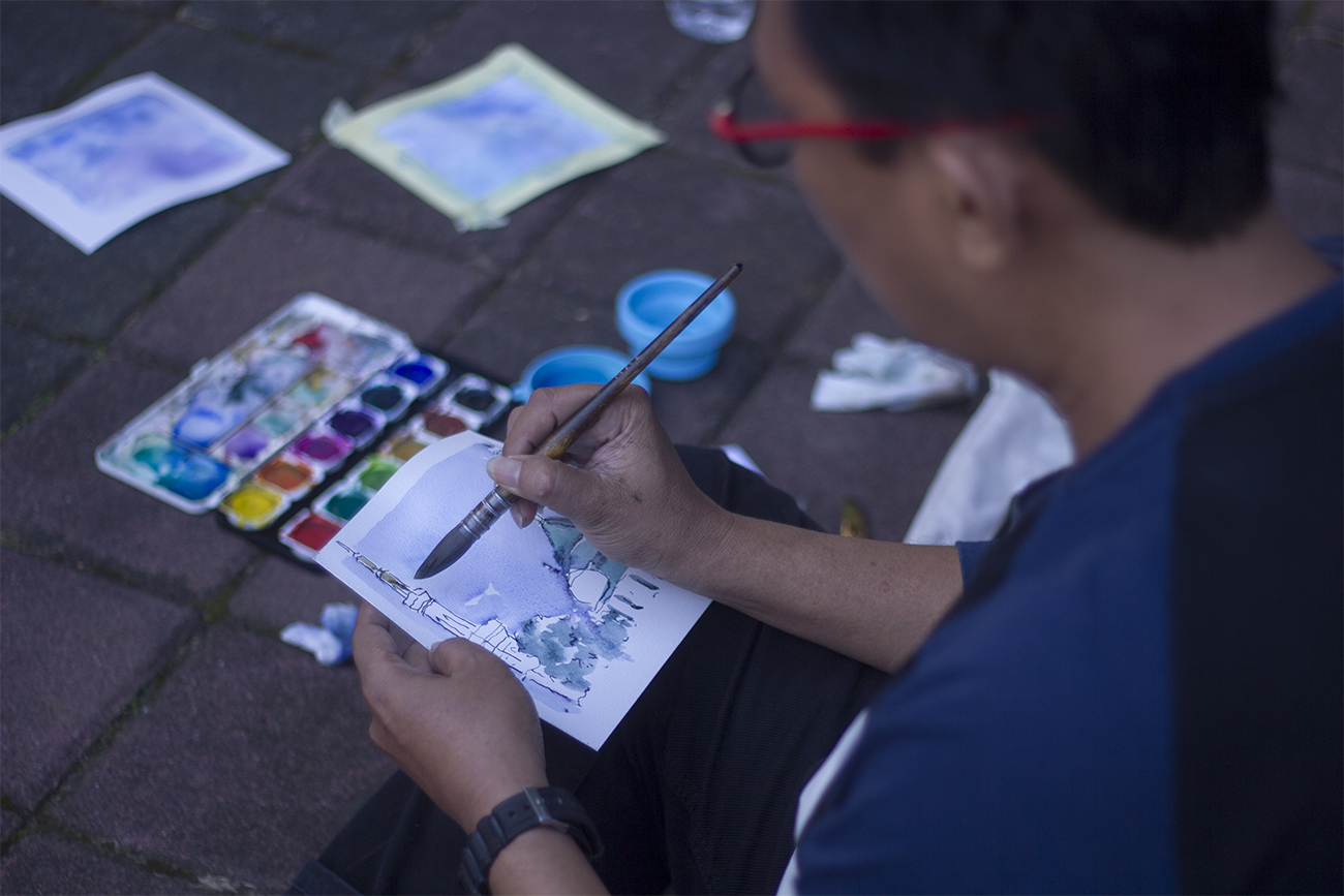 www.indiegigsmedia.com Pak Nashir Setiawan sedang menggambar