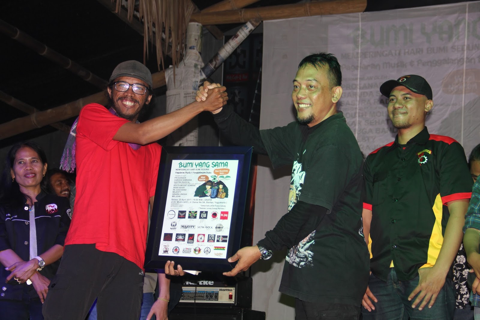 www.indiegigsmedia.com - penyerahan donasi secara simbolis