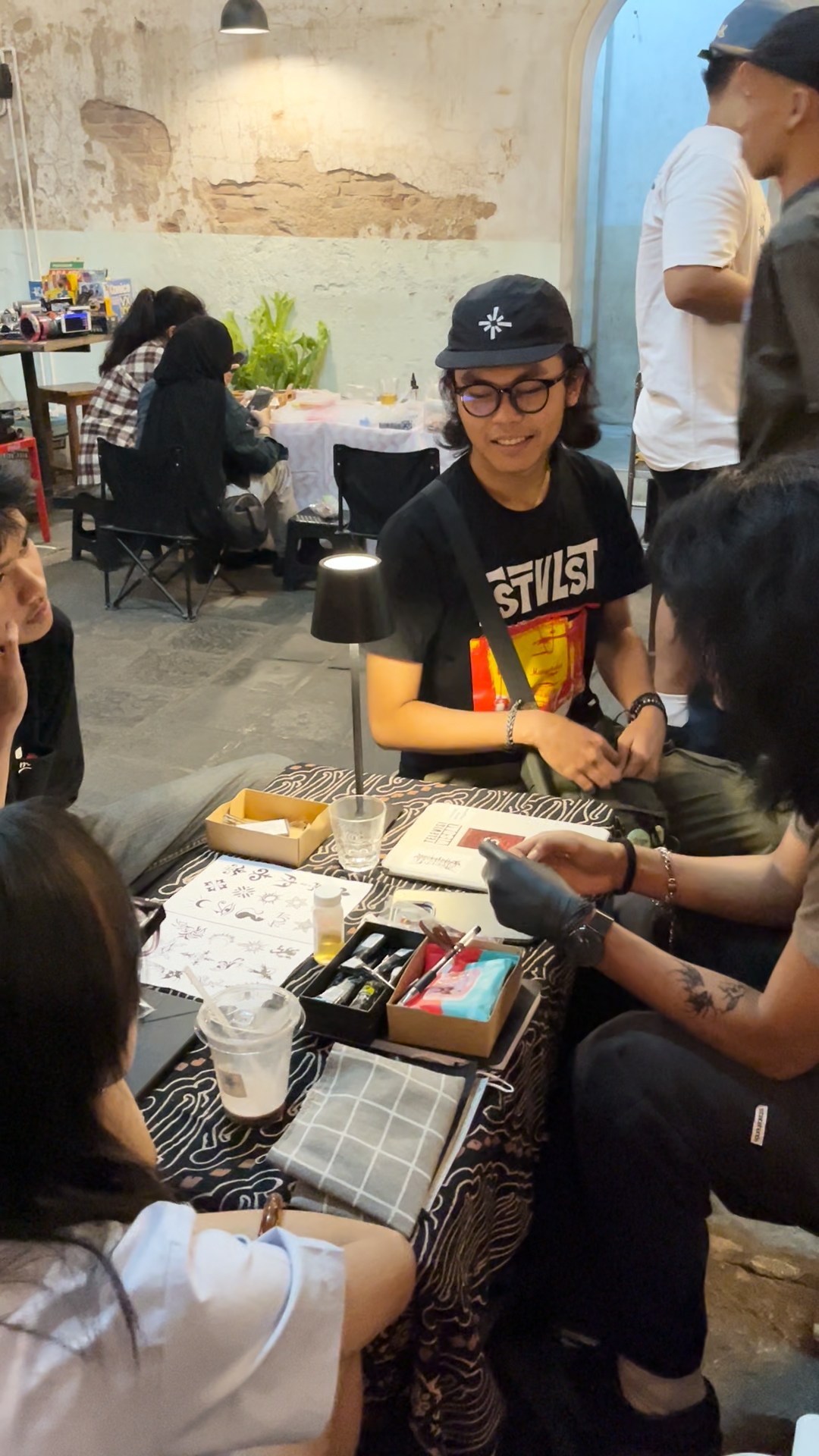 Interaksi pengunjung di Vintage & Craft Market (9/8) - Subtones Project/Nizar Maghriza